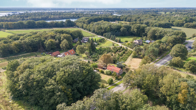 landelijke woning in het buitengebied met erf en vrij uitzicht